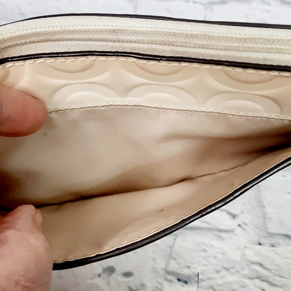 Coach cream patent leather wristlet, wallet - Picture 3 of 14